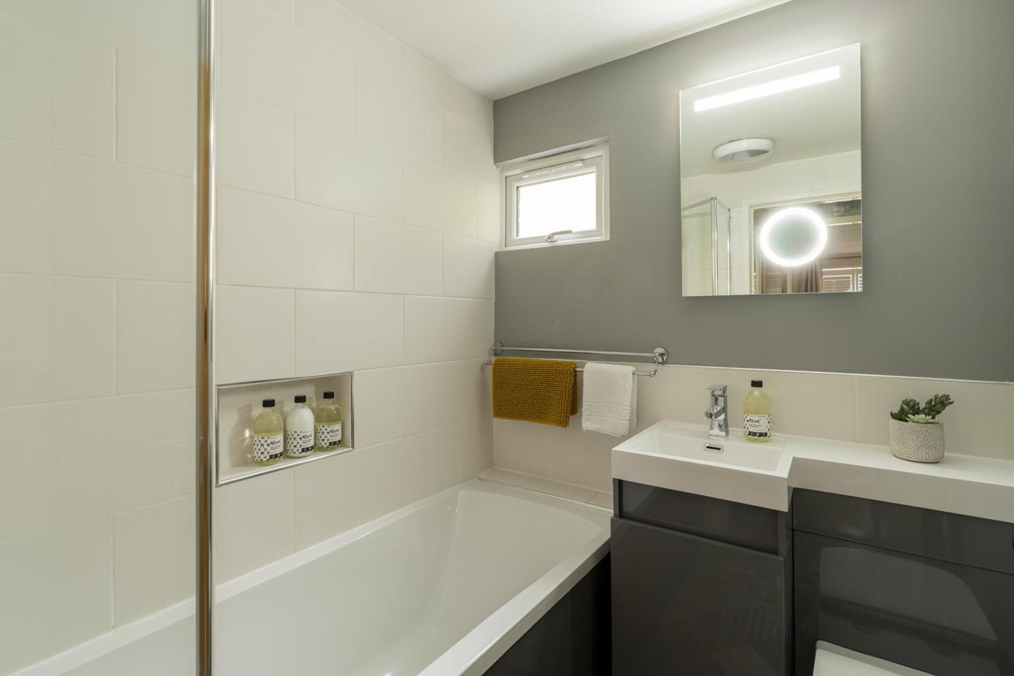 Villa Squirrel Bank, With A Hot Tub & Parking à Bowness-on-Windermere Extérieur photo